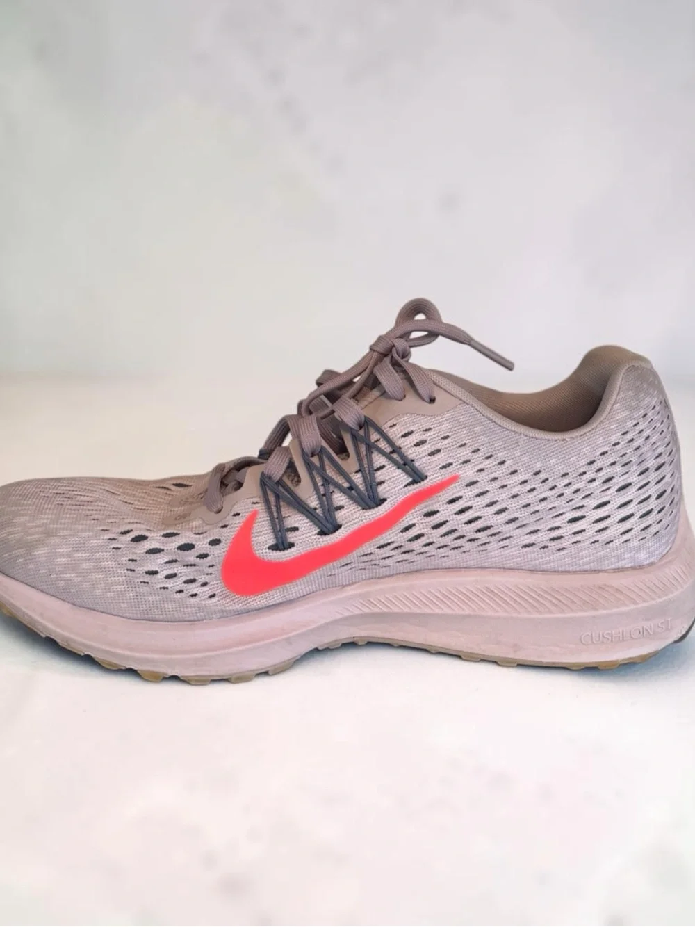 Nike Air Zoom Winflo 5 Particle Rose Running Shoes - Women's Size 9